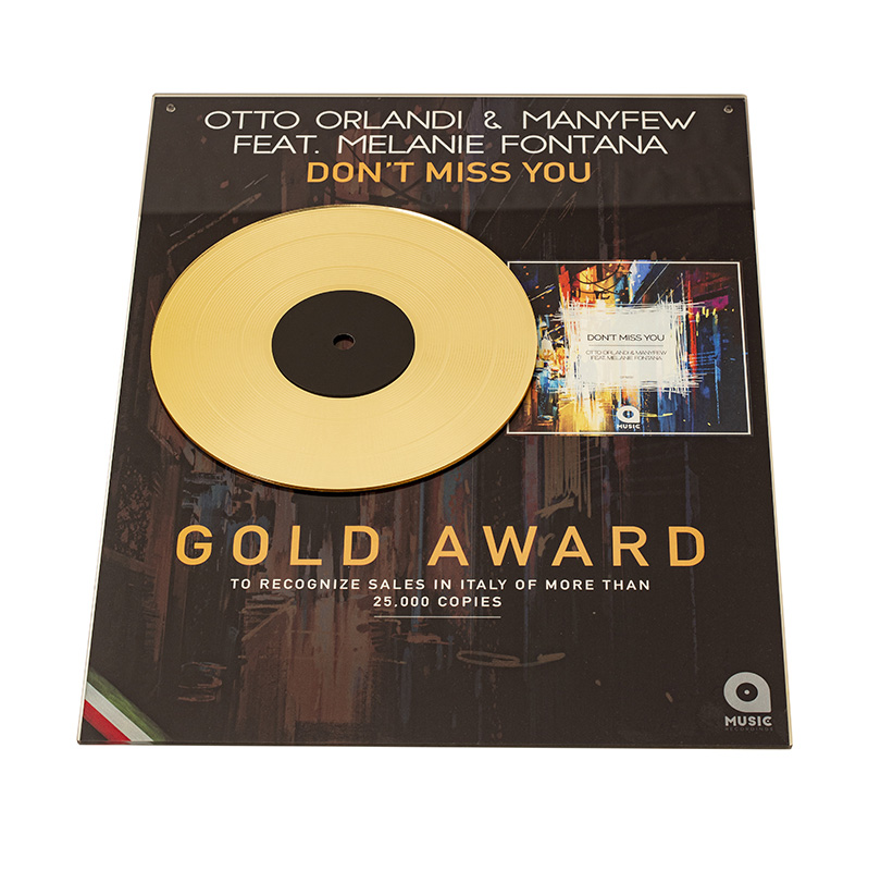 Realizzazione Premio Disco Progettiamo e realizziamo premi e riconoscimenti, Disco Oro e disco Platino per artisti, cantanti e case discografiche