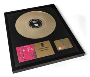 Realizzazione del Disco d’Oro per “Regardez Moi” - Frah Quintale