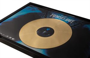 Realizzazione del Disco d'Oro per "Trenches Baby", il titolo del primo album di Rondodasosa
