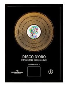 Realizzazione del Disco d’Oro per “Regardez Moi” - Frah Quintale
