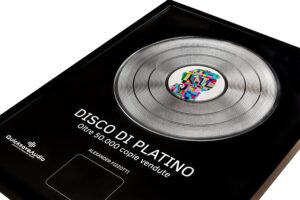 Realizzazione del Disco di Platino per “Regardez Moi” - Frah Quintale