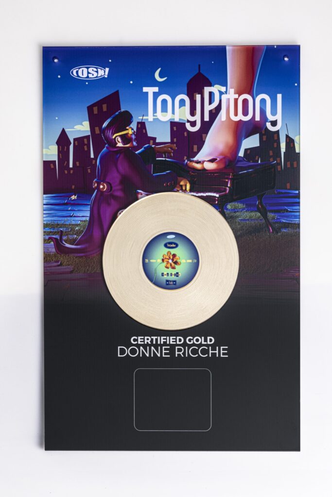 Disco d’Oro per “Donne Ricche” di TonyPitony realizzato da Doroplatino: pannello con la grafica della copertina e disco con finitura oro