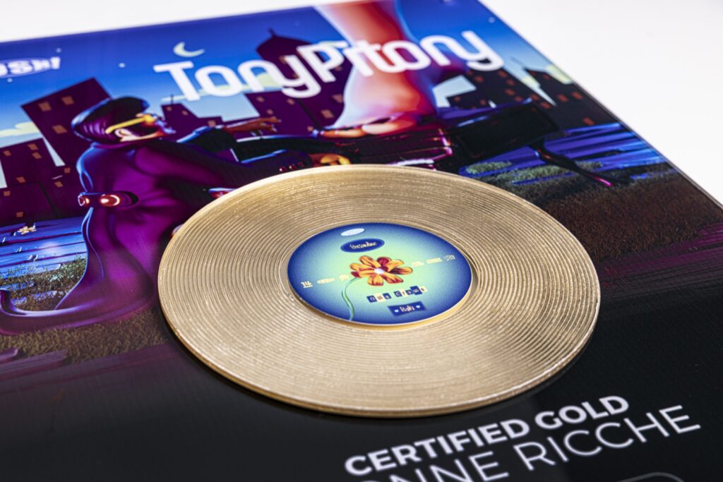Dettaglio del Disco d’Oro per “Donne Ricche” di TonyPitony: solchi del disco oro, etichetta centrale e scritta Certified Gold