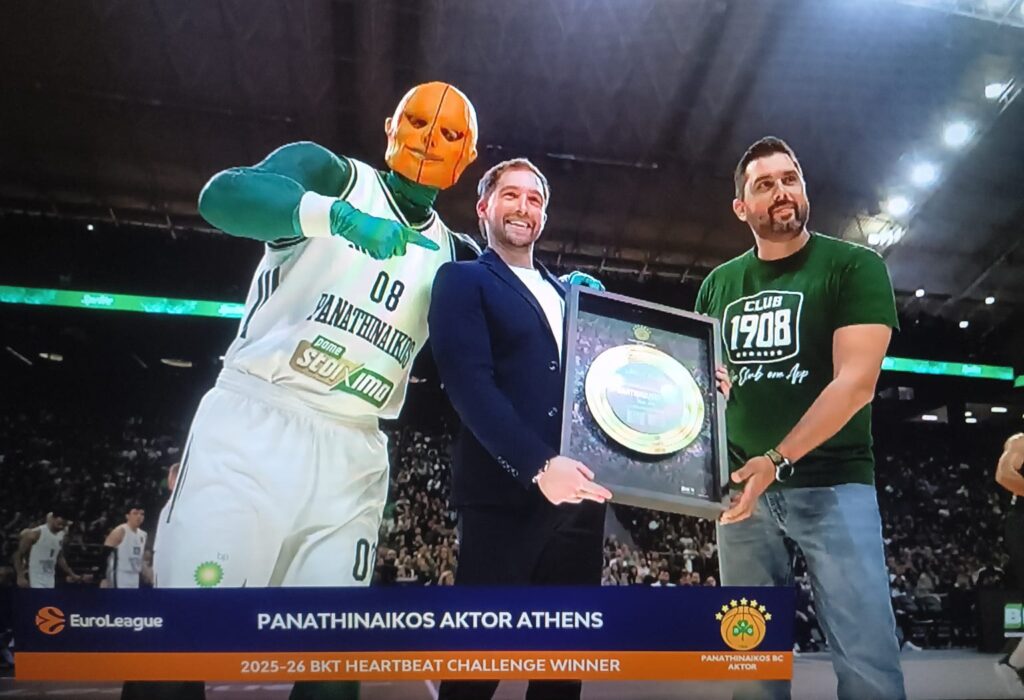 La consegna del premio BKT Heartbeat Challenge 2025-2026 al Telekom Center di Atene, con la mascotte Mr Green del Panathinaikos