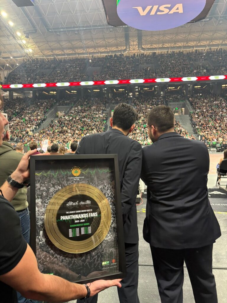 Il premio BKT Heartbeat Challenge per i tifosi del Panathinaikos a bordo campo al Telekom Center di Atene, con il palazzetto pieno