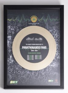 Premio BKT Heartbeat Challenge 2025-2026 realizzato da Doroplatino: disco con finitura oro in cornice nera, assegnato ai tifosi del Panathinaikos