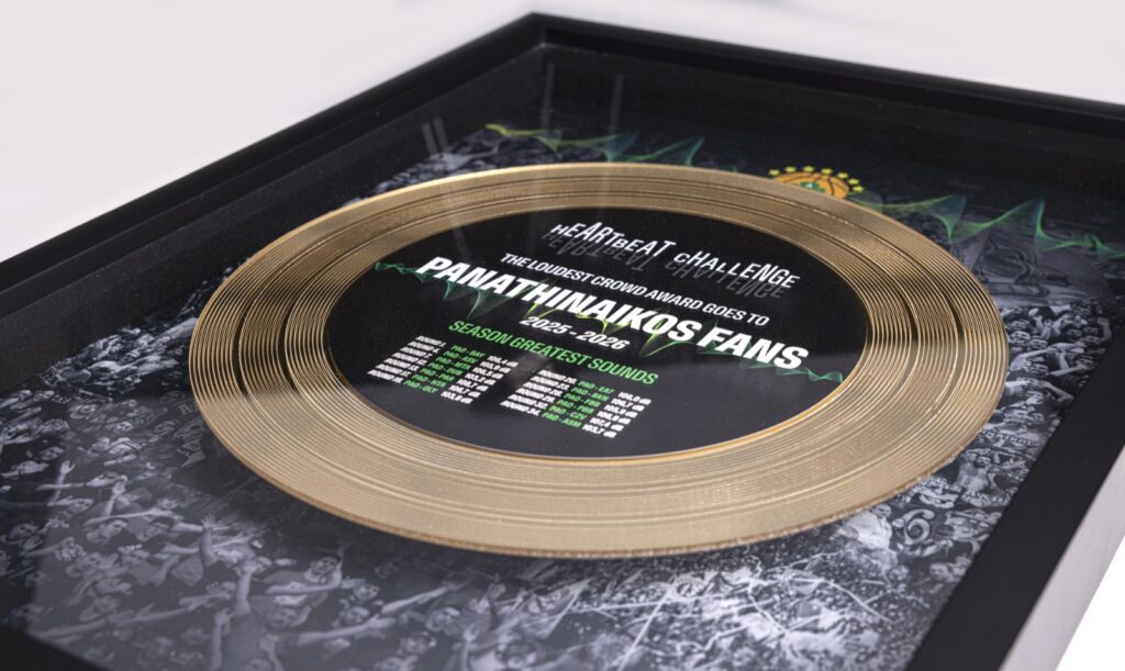 Dettaglio del disco oro del premio BKT Heartbeat Challenge con la scritta The Loudest Crowd Award goes to Panathinaikos Fans e i decibel delle 13 giornate vinte