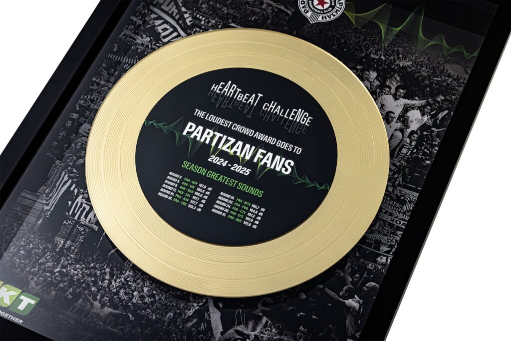 Dettaglio del disco oro del premio BKT Heartbeat Challenge con la scritta The Loudest Crowd Award goes to Partizan Fans e i decibel delle giornate vinte